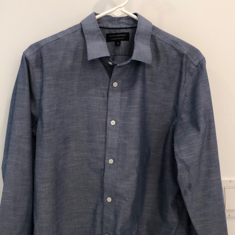 Men’s non-iron, slim-fit chambray button down